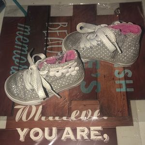 Little girl shoes 👟 size 5T